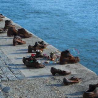 Schoenen aan de Donaukade 7